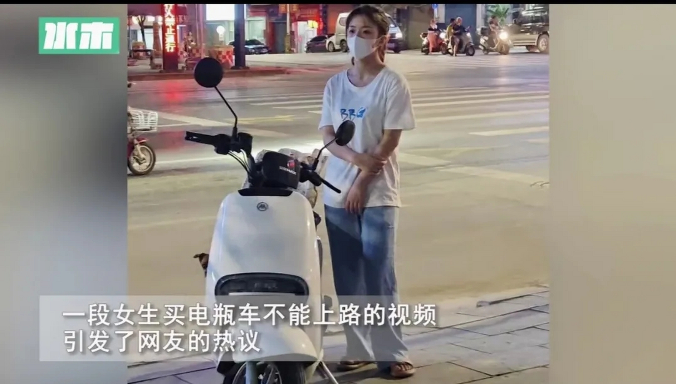 广西街头,这个神情落寞的小姑娘吴雨静,和自己新买的电动车自拍,却