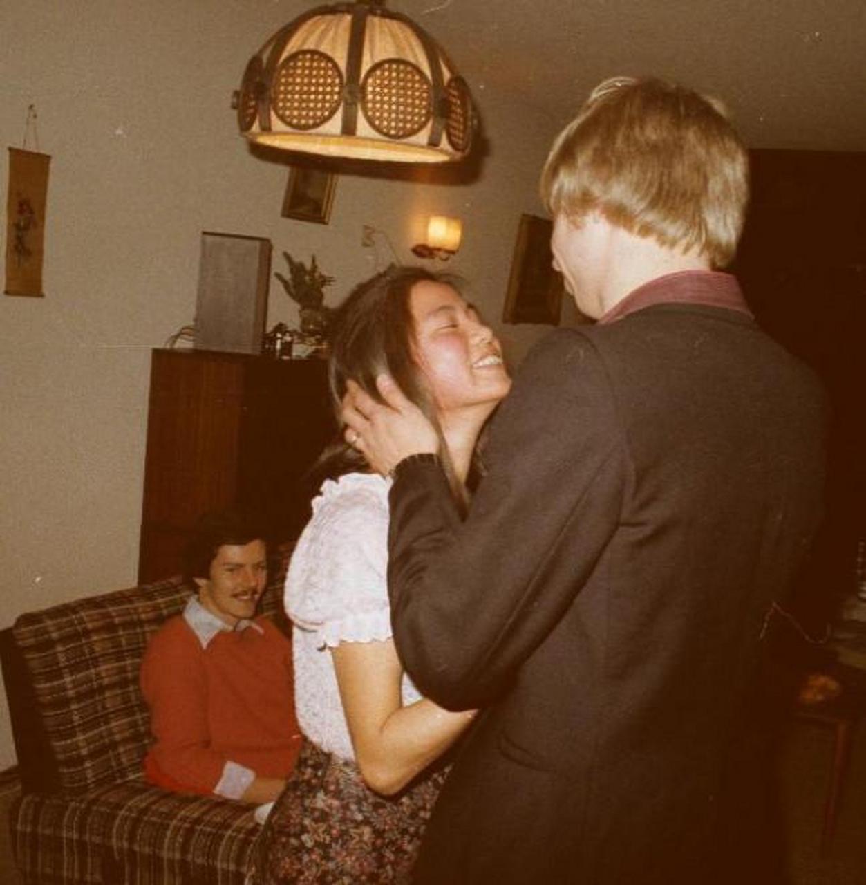 20岁的翁美玲和荷兰籍男友rob订完婚后,在男友家的后花园赏春,从照片