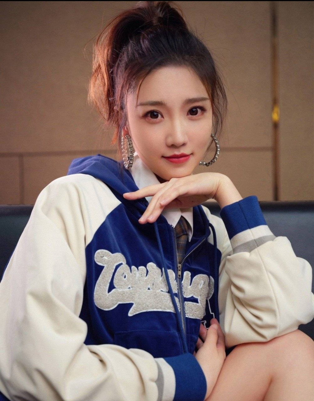 江苏卫视主持人张纯烨日常照片,不得不说,人家这颜值和气质,丝毫不输