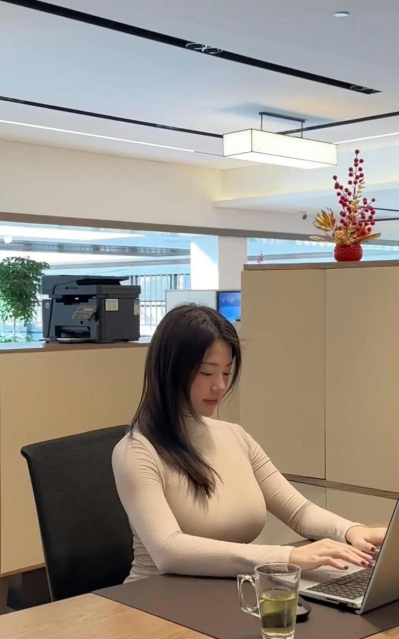 办公室新来的女同事,大家都跟她套近乎,我该怎么办?