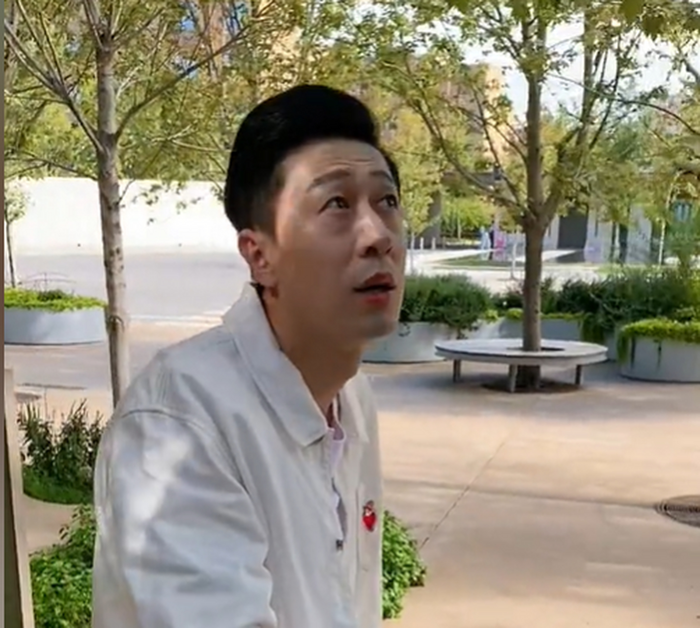 本来以为在咖啡馆可以过一个没有秘书李志玲的开心周末,但是!