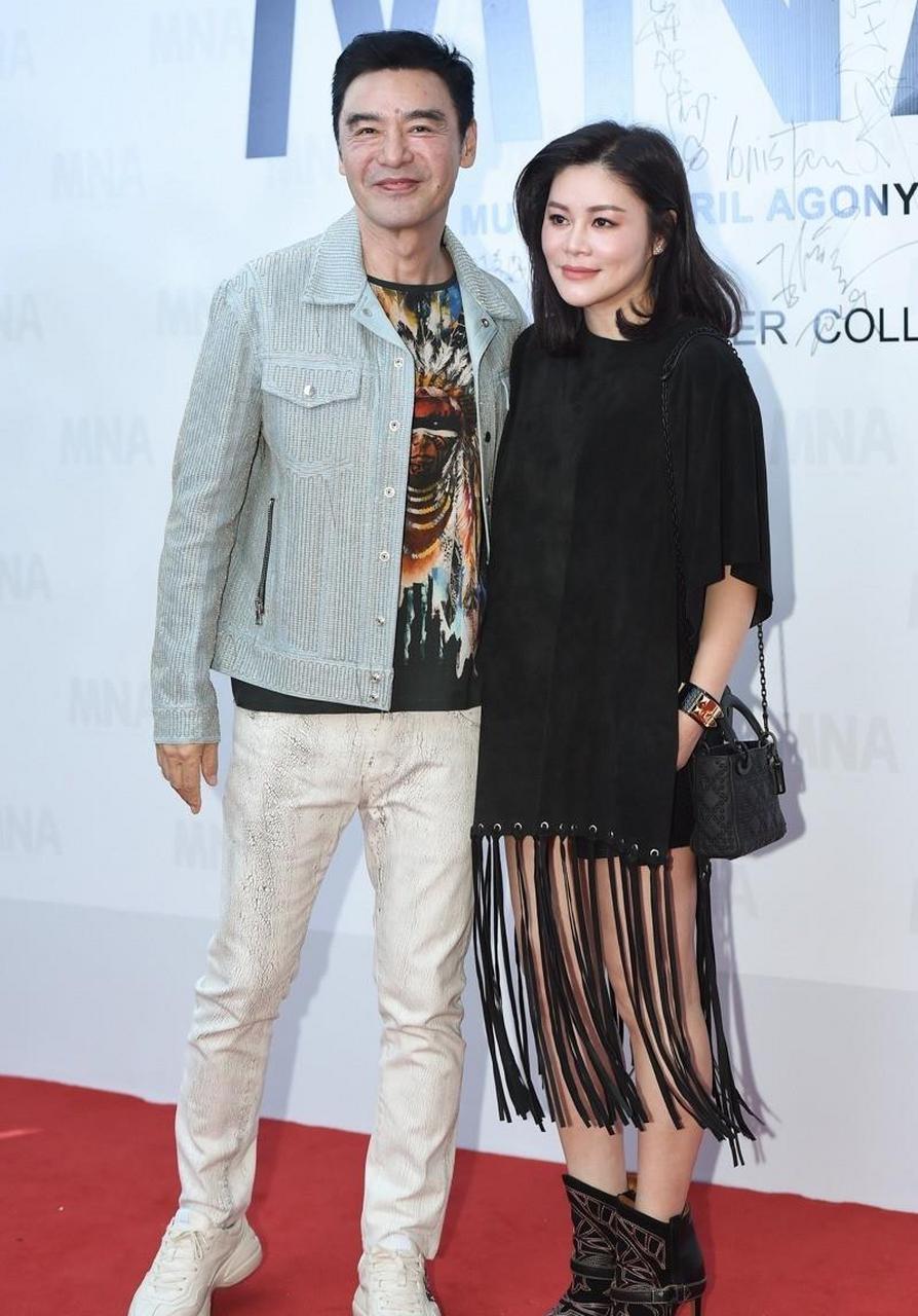钟镇涛小娇妻范姜真洋气,一袭白色连衣裙优雅温柔,气质惊艳
