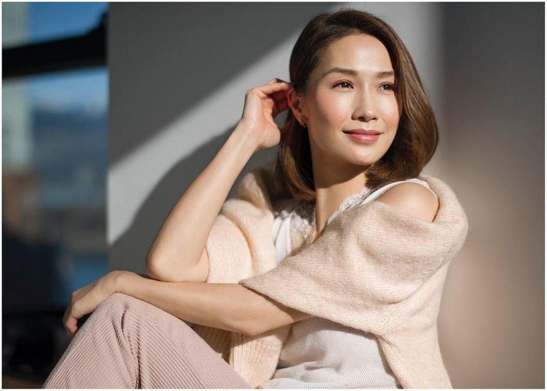 袁彩云于1996年参选香港小姐,夺得季军及「国际亲善小姐」的奖项,随后