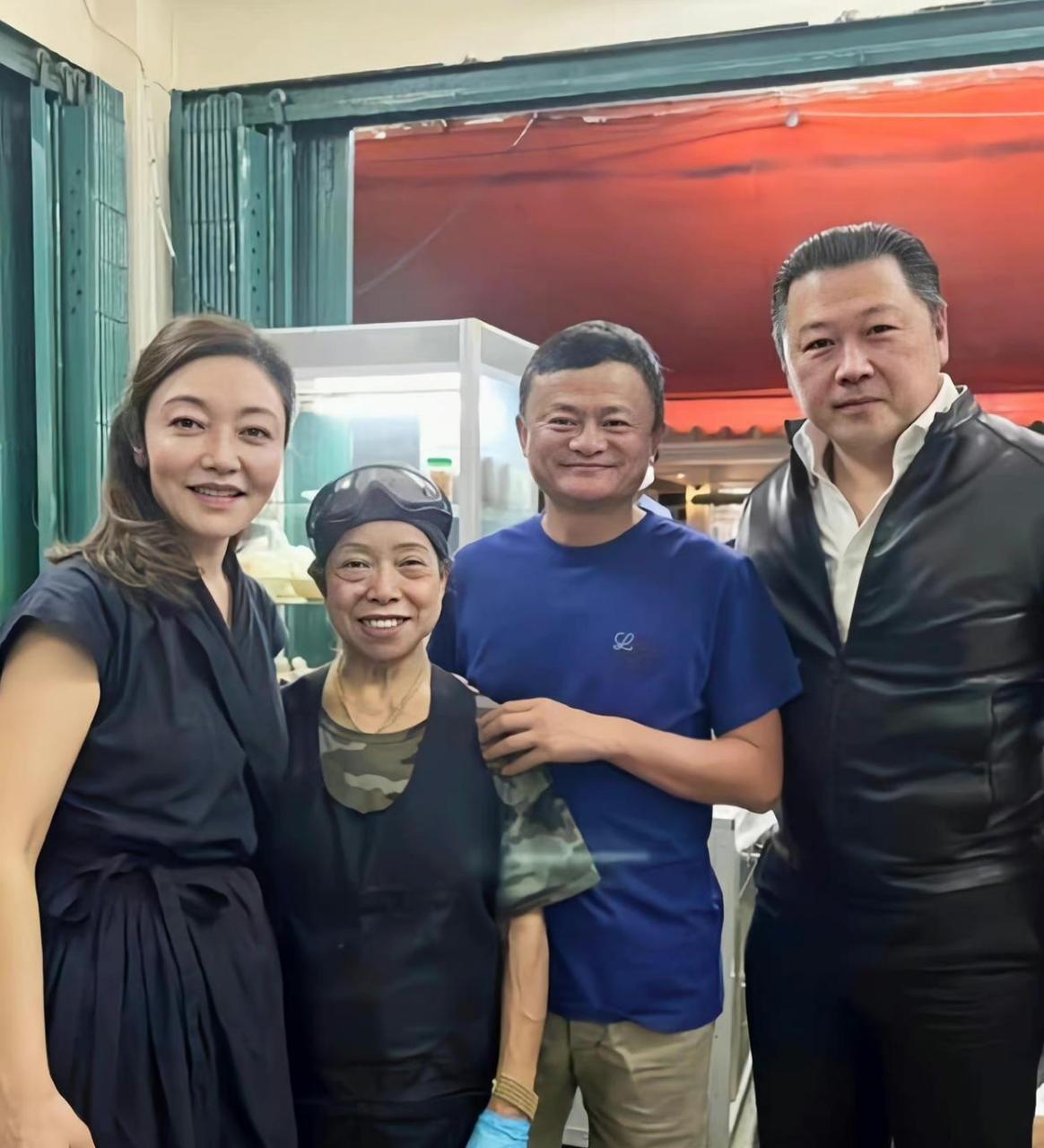 马云的合影,马云穿着什么牌子的t恤?