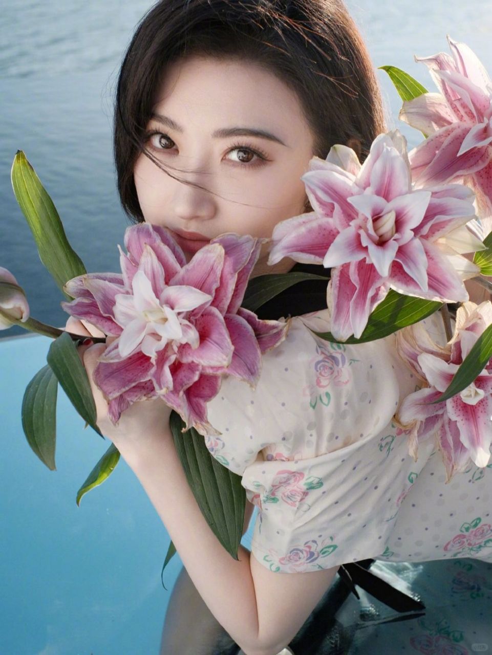 景甜真不愧是娱乐圈甜美担当  碎花裙 海军领 浅色调配上景甜江南的