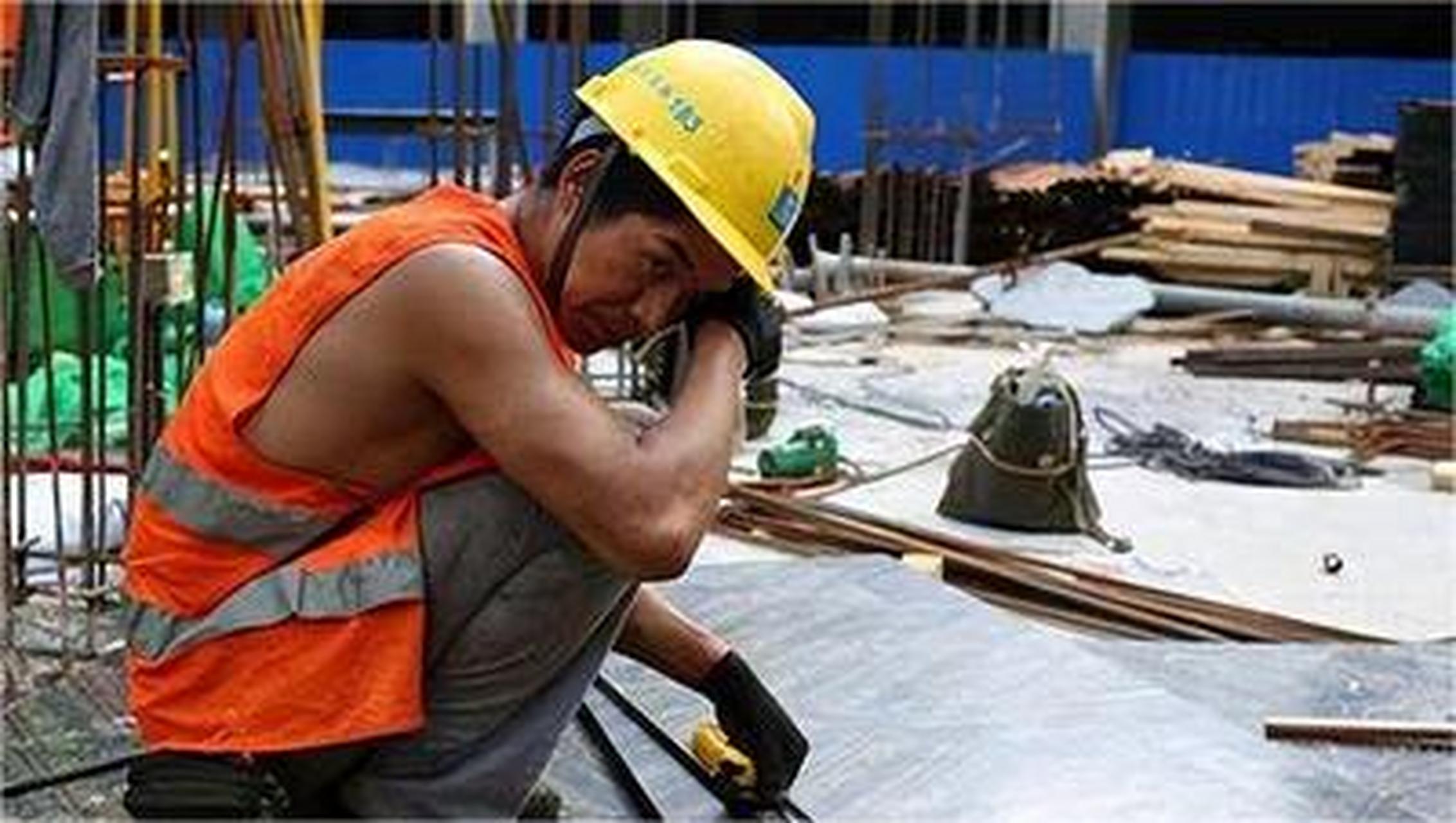工地工人,受的欺负最多,他们常常是擦擦汗水,选择忍耐.