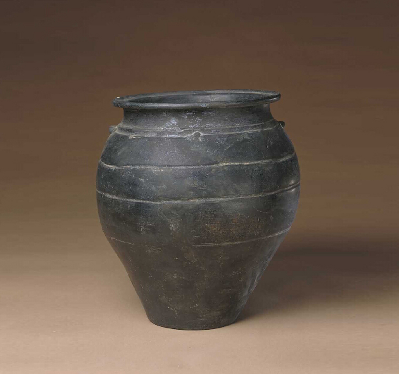 龙山文化的陶器则以黑陶为典型,灰陶为主,红陶和白陶较少.