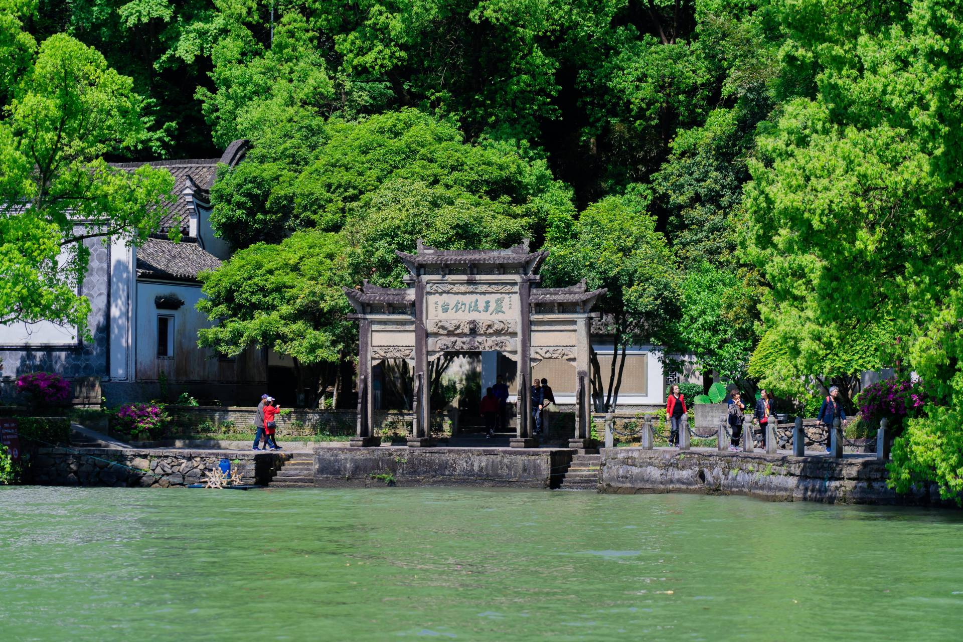 杭州桐庐境内的富春江,江面和江畔,景色秀丽,还分布着"严陵问古""桐君