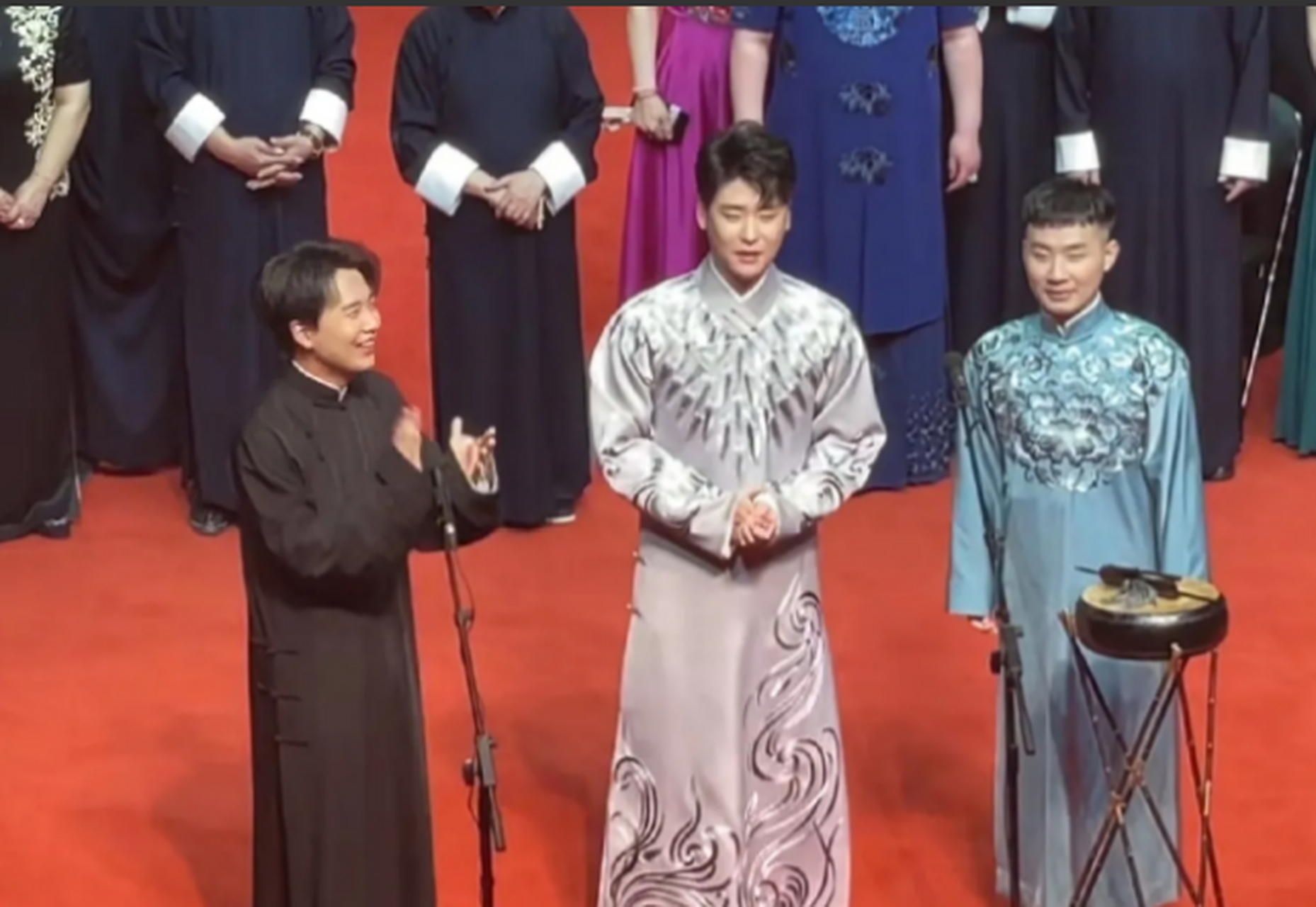 德云社古曲演出,张云雷和陶阳都穿上了带有刺绣的大褂儿,非常雅致大气