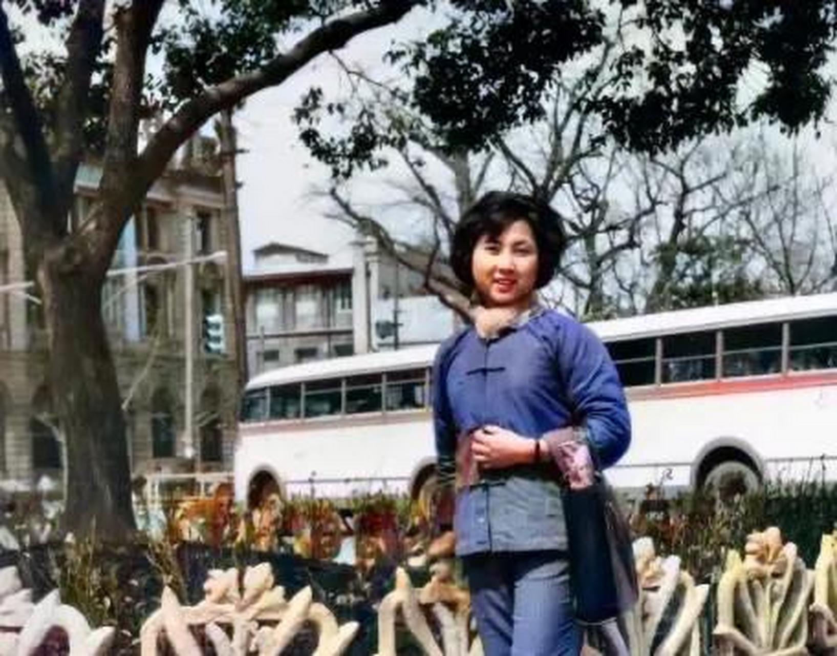 领动计划# 1968年北京,一位女子在北京街头留下了这张照片.