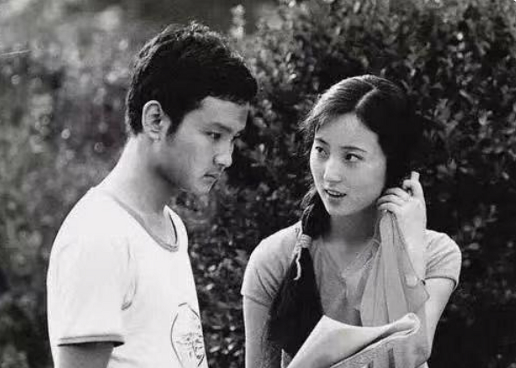 这张照片让我们想起了30年前的陈晓旭和欧阳奋强,无论是颜值还是身材