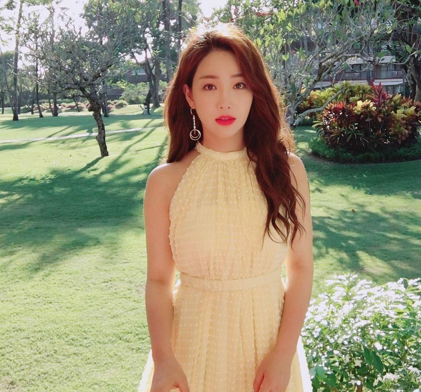 李宥利小清新穿搭超减龄 网友们觉得她演技如何可评论关注转发分享