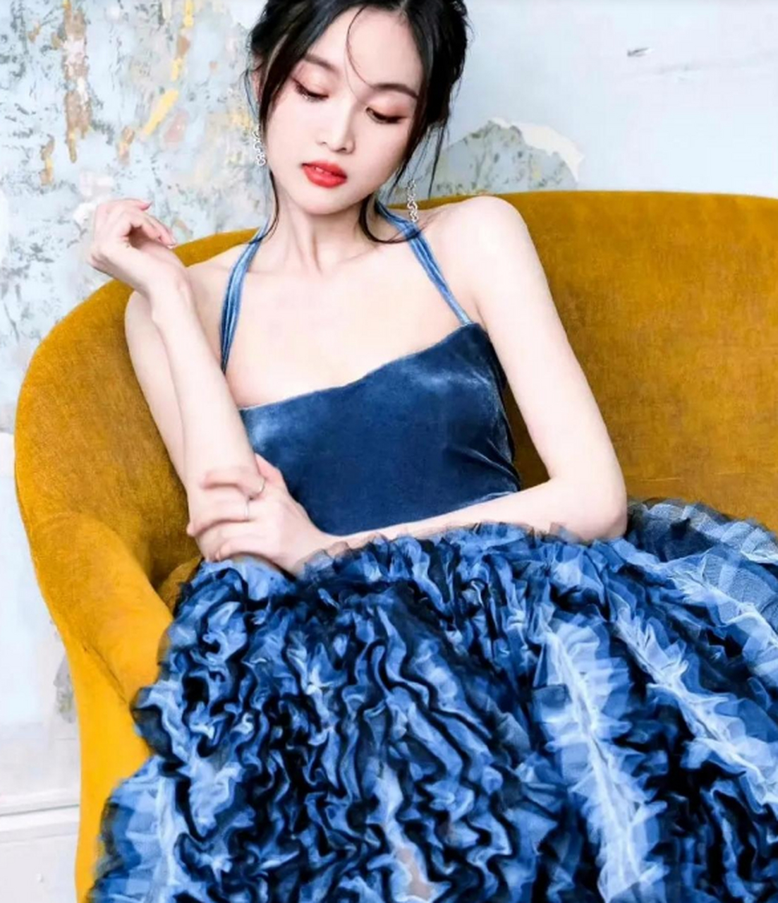 吴宣仪一袭蓝色吊带长裙,妖娆妩媚,举手投足间风情万种!