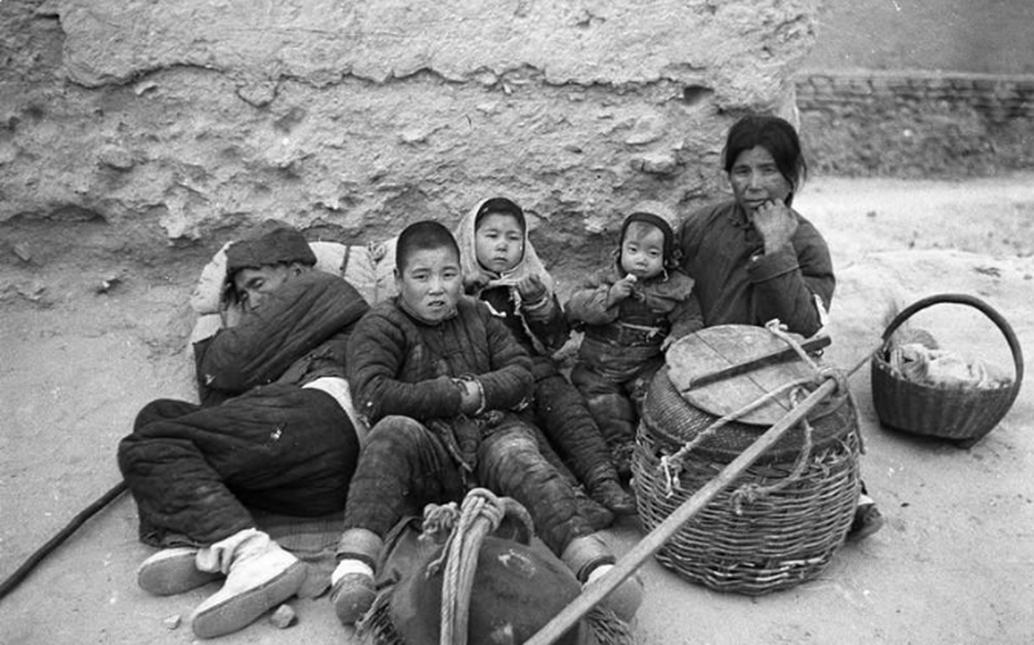 美国人拍摄的1942年河南大饥荒:灾民太惨了,连路边树皮都被扒光 1942