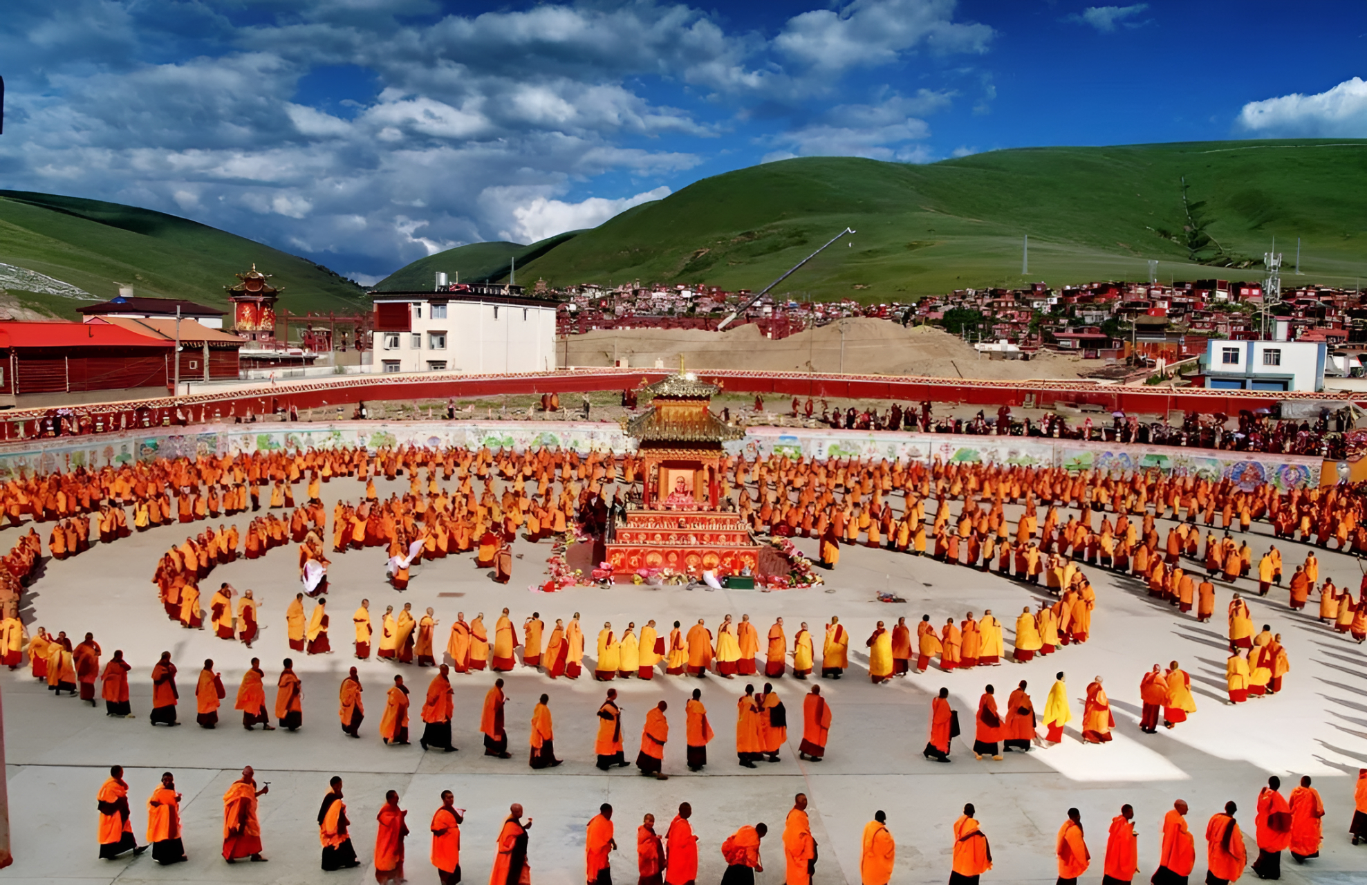 亚青寺是中国最大的尼姑庵,位于四川空旷的草原上,由三面环水的"觉姆