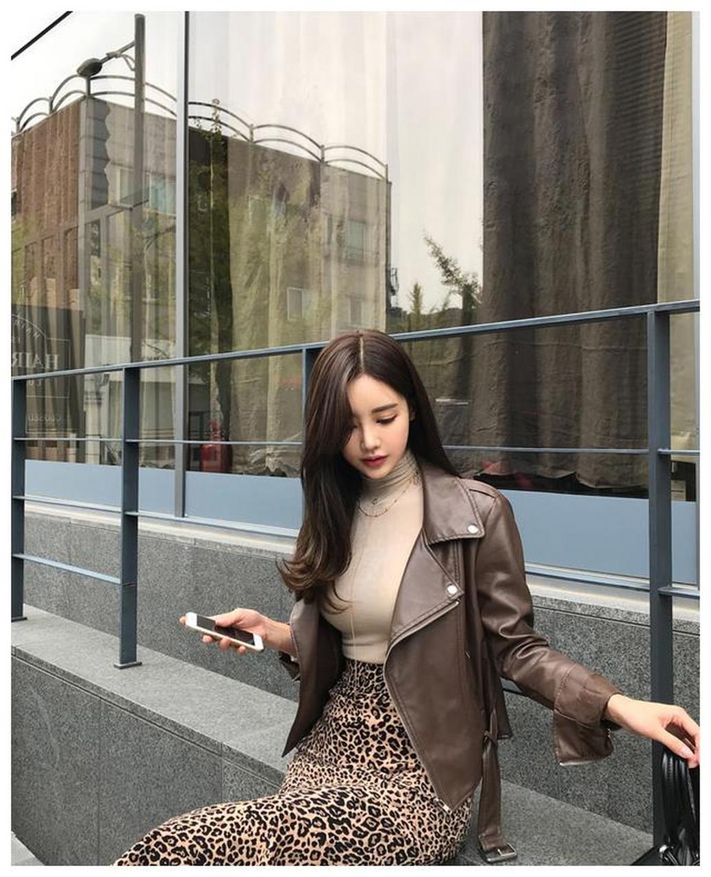 孙允珠高清美图:沙漠玫瑰机车棕咖俊俏皮夹克