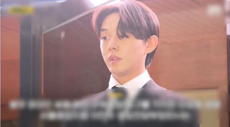 刘亚仁受访时被路人泼水
