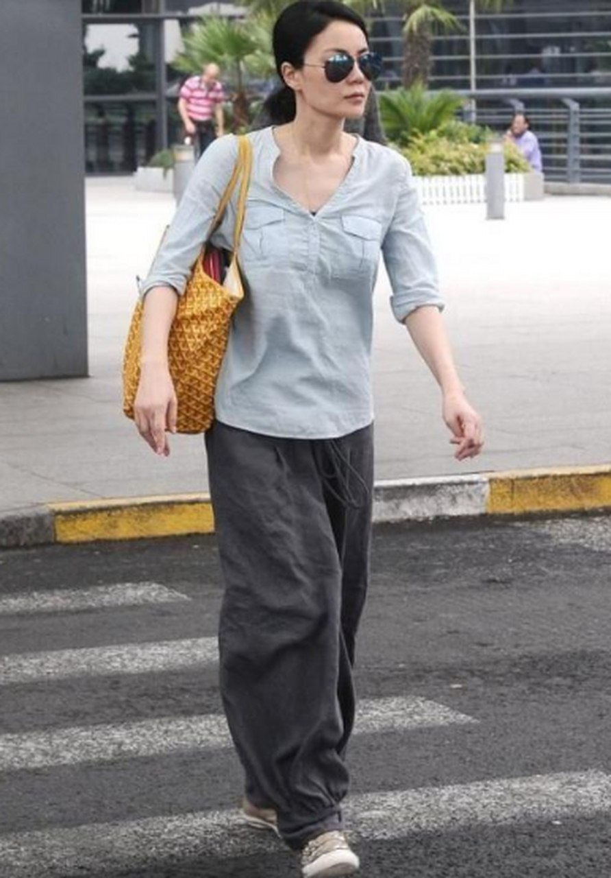 王菲机场又现佛系穿搭,工装衬衫配灯笼裤穿的很佛系.