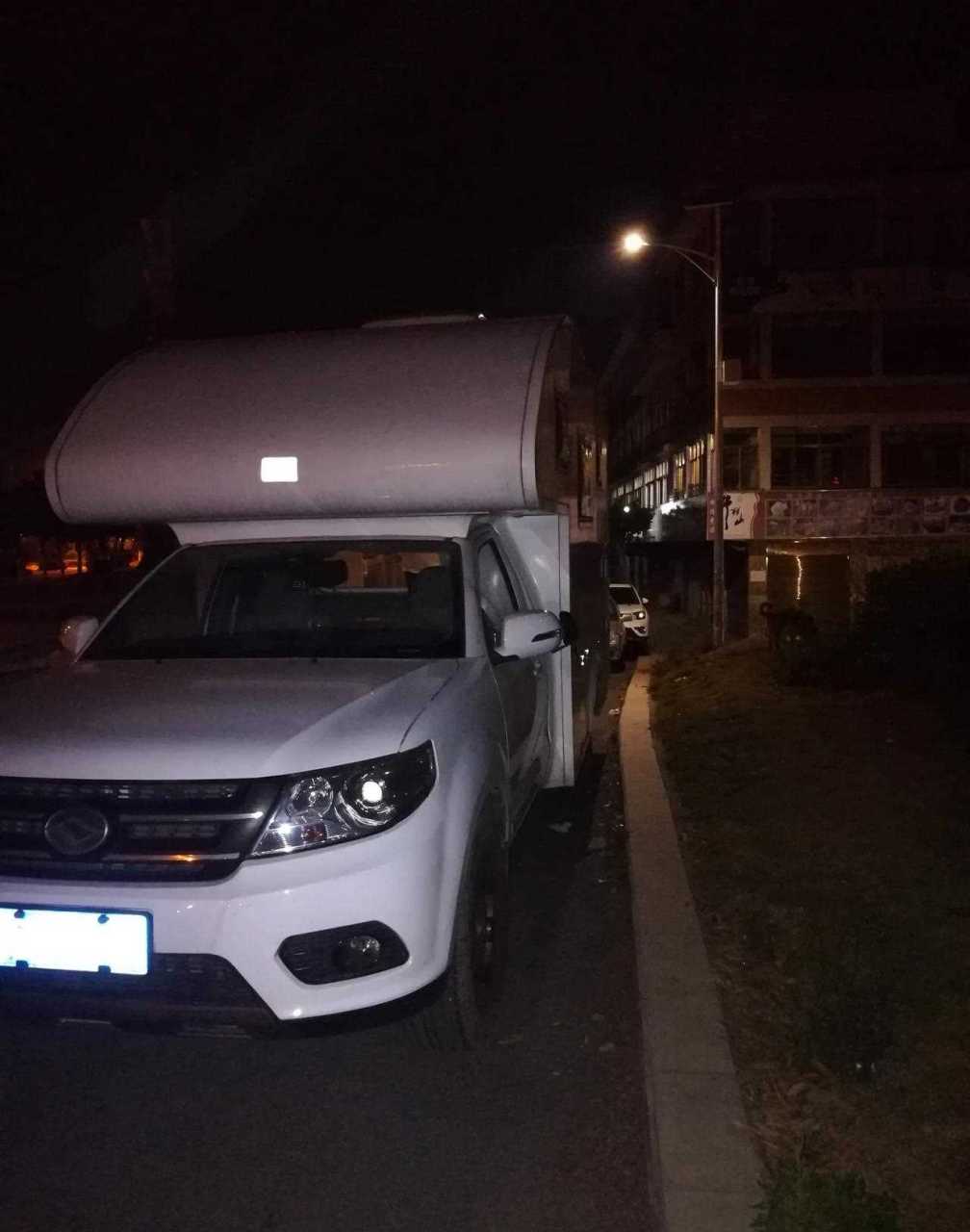 今晚睡在玉溪北城镇街头.[顶] 环境安静,有监控还有路灯.