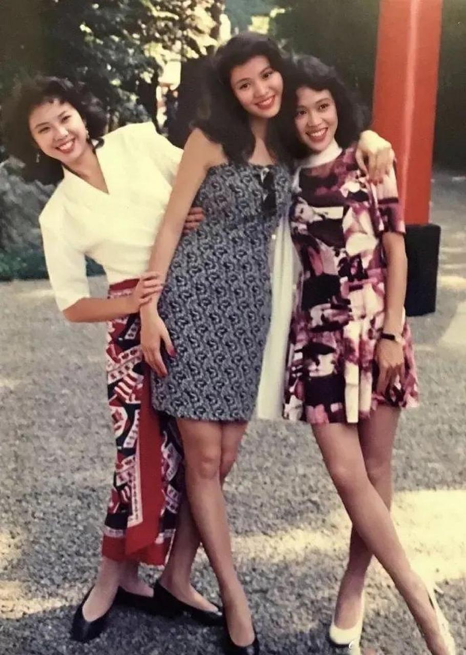在上世纪90年代,有一张很受欢迎的合影,里面出现了三位美女影星.