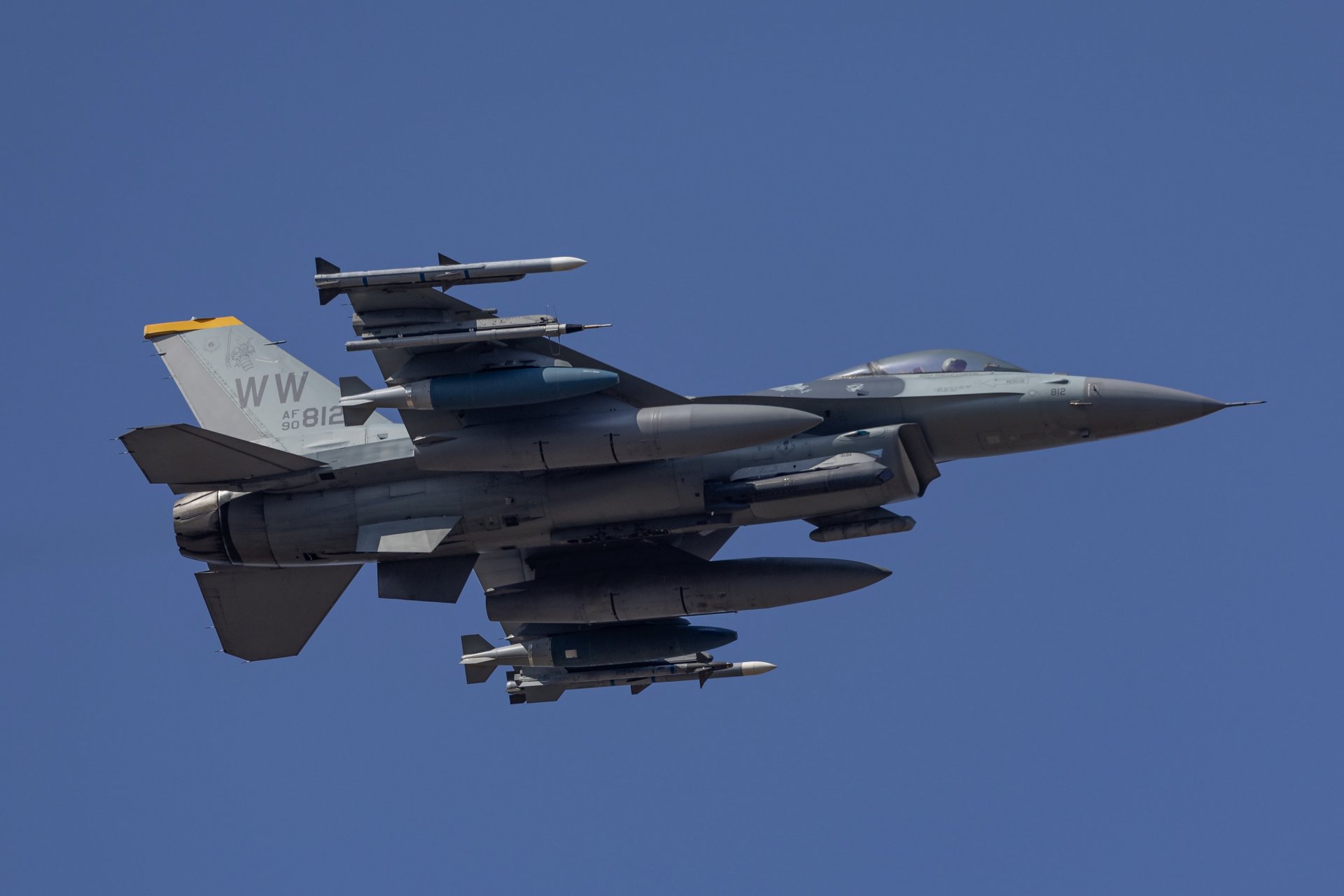 的f-16cm战斗机进行对地攻击训练,图片中的空对地武器分别是gbu-38