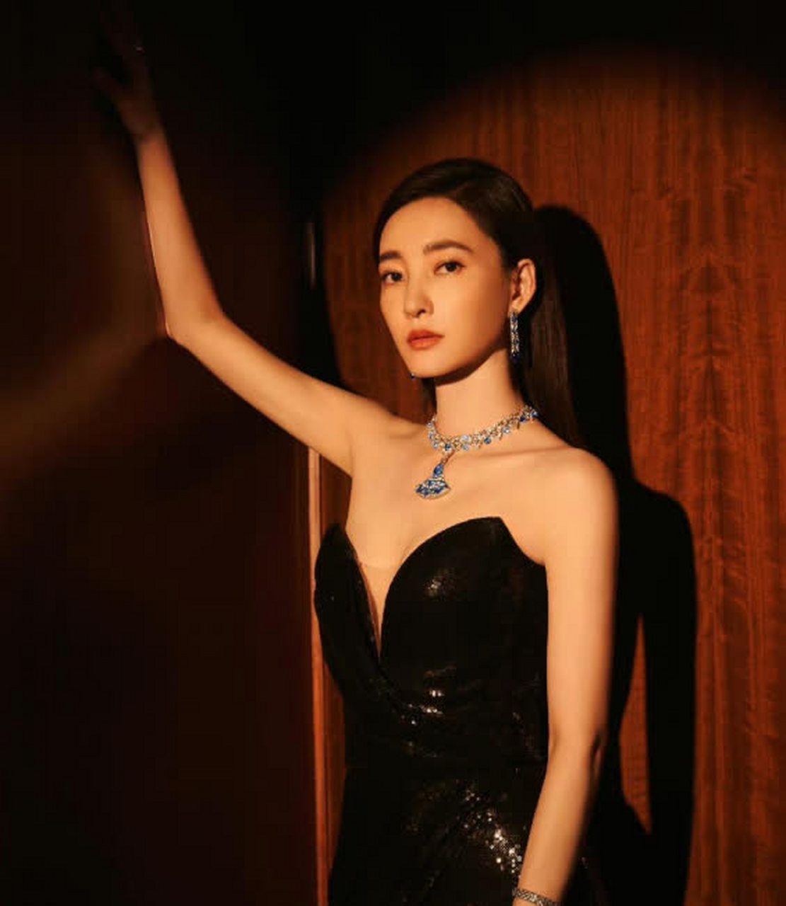 王丽坤开叉连衣裙美腿玉足,让人移不开眼睛!  !  ![坏笑]