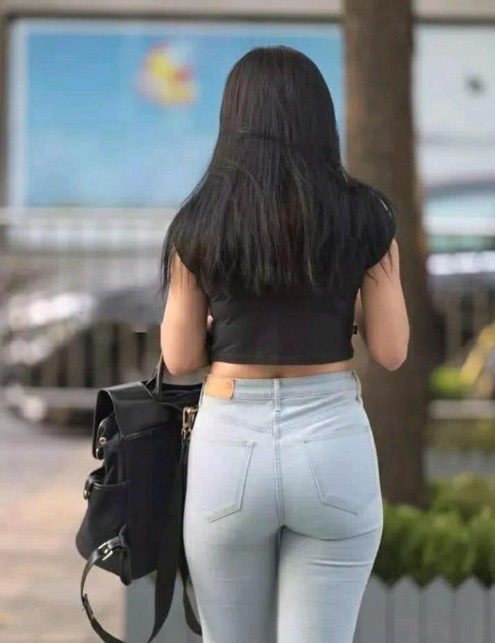 街拍丰臀紧身牛仔裤美女