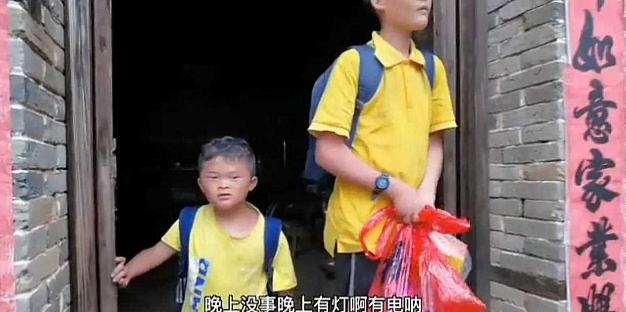 范小勤放暑假了,一直在帮助他的主播娄哥也把他们接到老家教他们一些