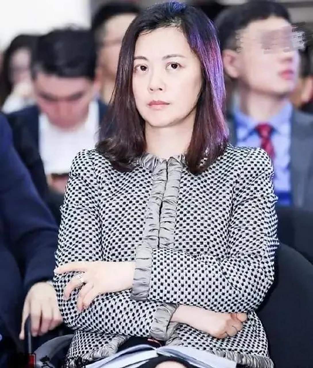 [微风]2004年,央视主持人姜丰为了嫁给英国富商,过上豪门贵妇的生活