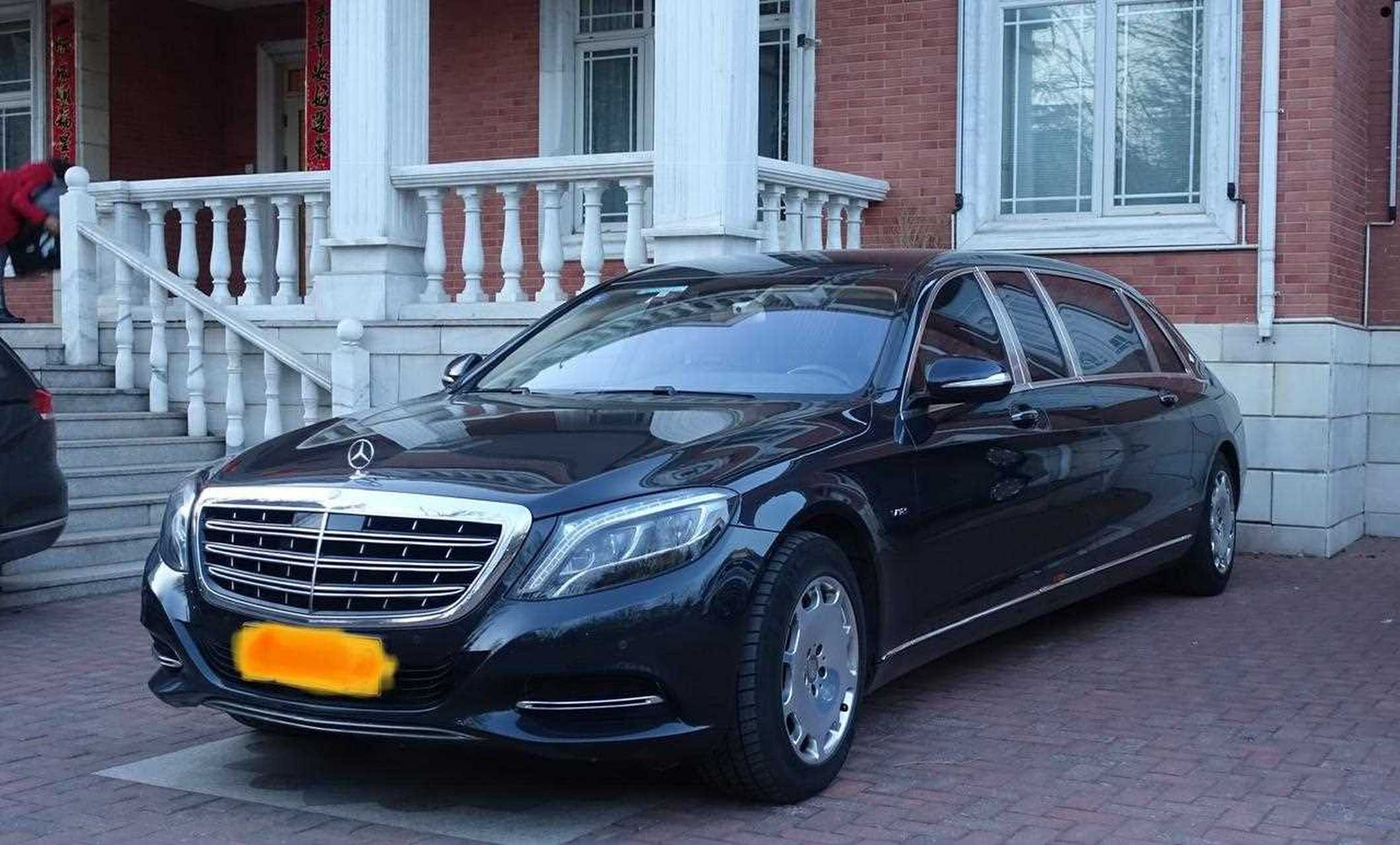 这才是奔驰的旗舰轿车:迈巴赫s600普尔曼,车长超过6米,上黄牌,在北京