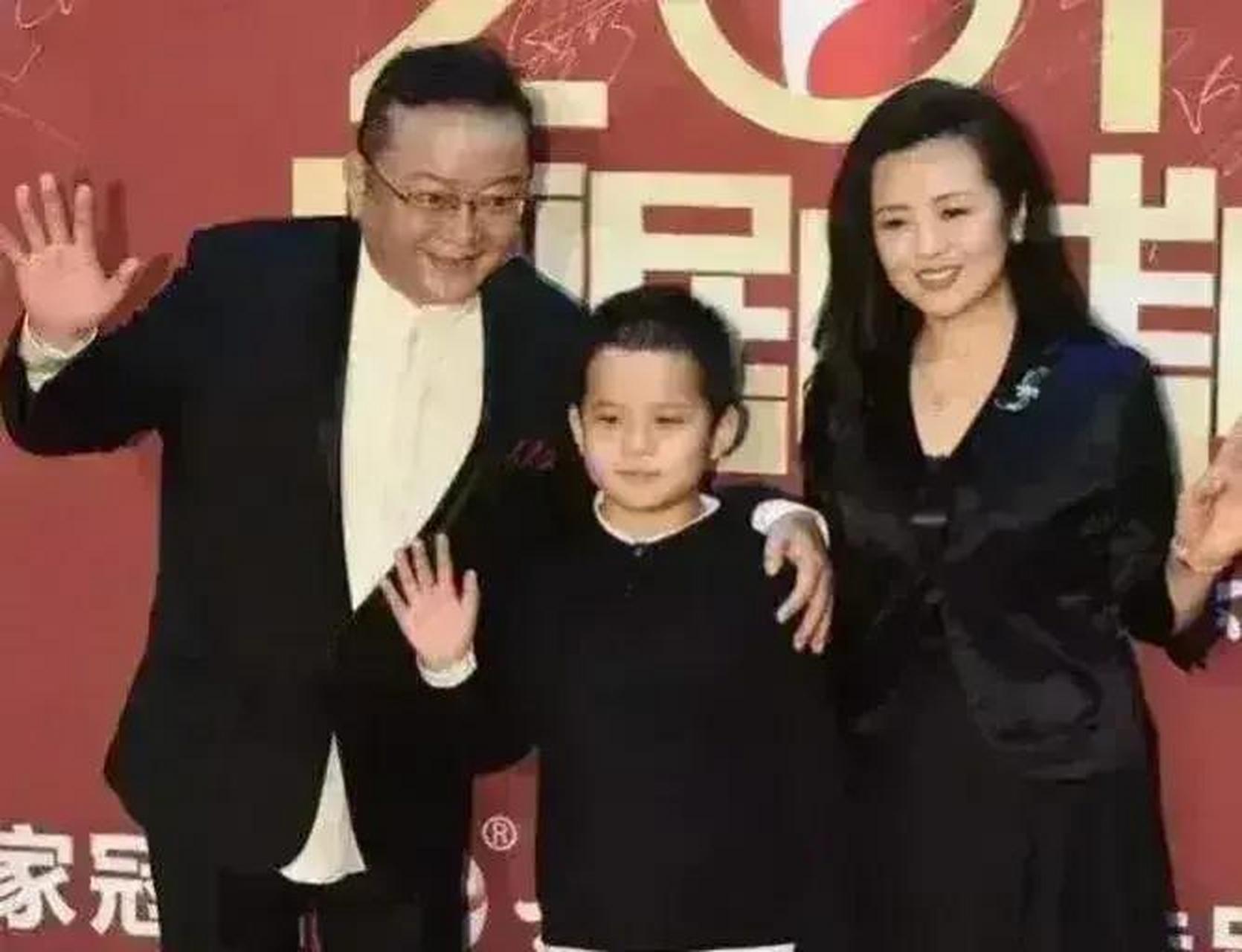 王刚一家罕见亮相,小22岁三婚妻子郑艳东小鸟依人,73岁王刚老当益壮