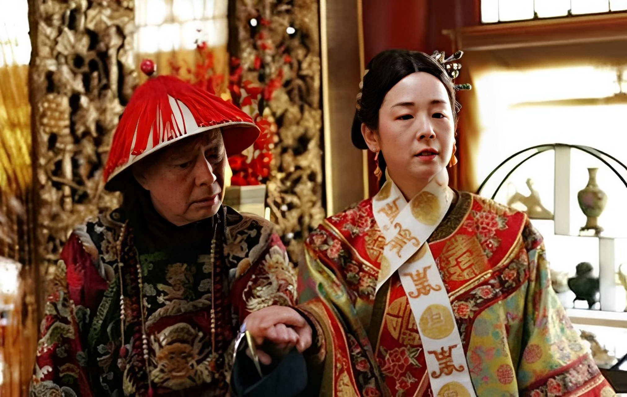 有一次,太监李莲英陪同慈禧到著名演员杨小楼那里看戏,慈禧看完戏后