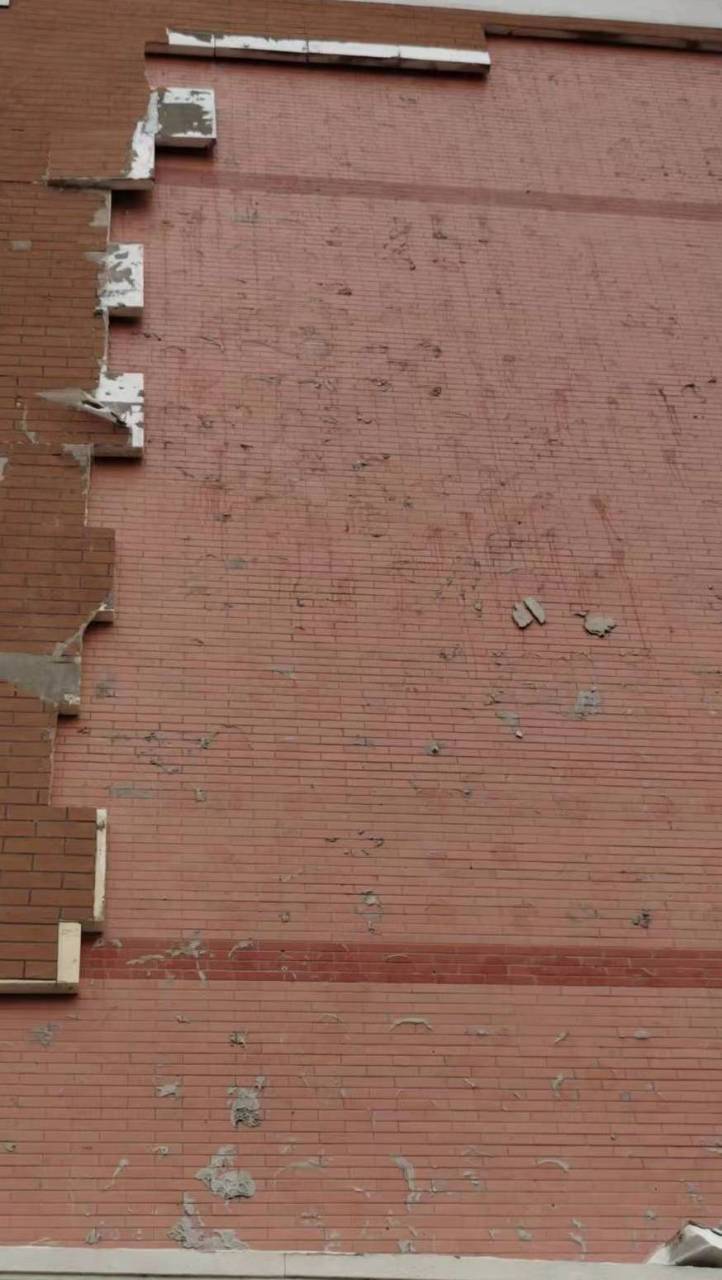 路过一栋住宅楼,看到外墙保温板已经脱落,不知道有没有砸伤人.