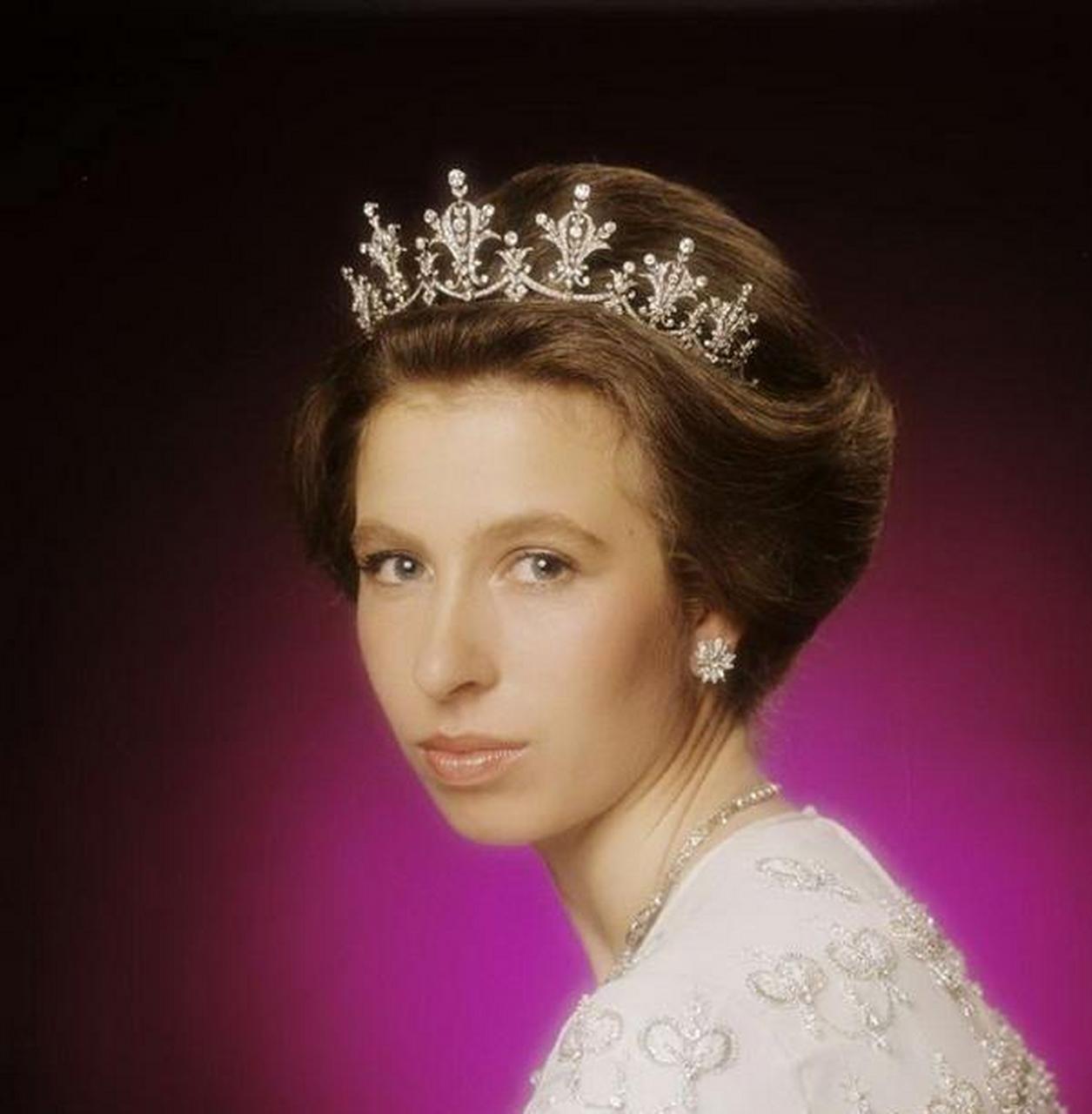 卡米拉可以不借王冠给其他王室成员,以免在加冕仪式上抢了风头,但