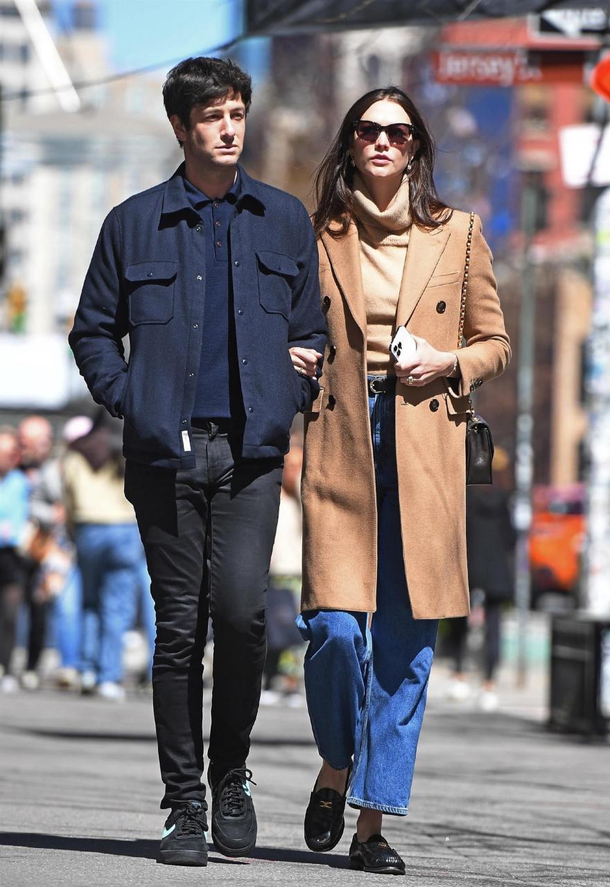 超模karlie kloss和丈夫joshua kushner在纽约外出的街拍. 你觉得呢?