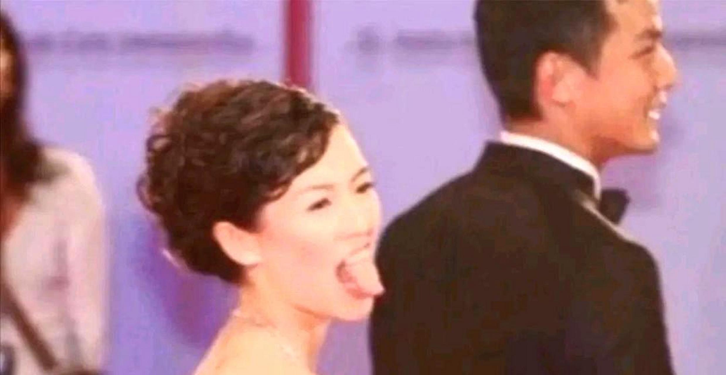 这张照片可能是章子怡最希望删除的,因为她伸出舌头的样子很滑稽.