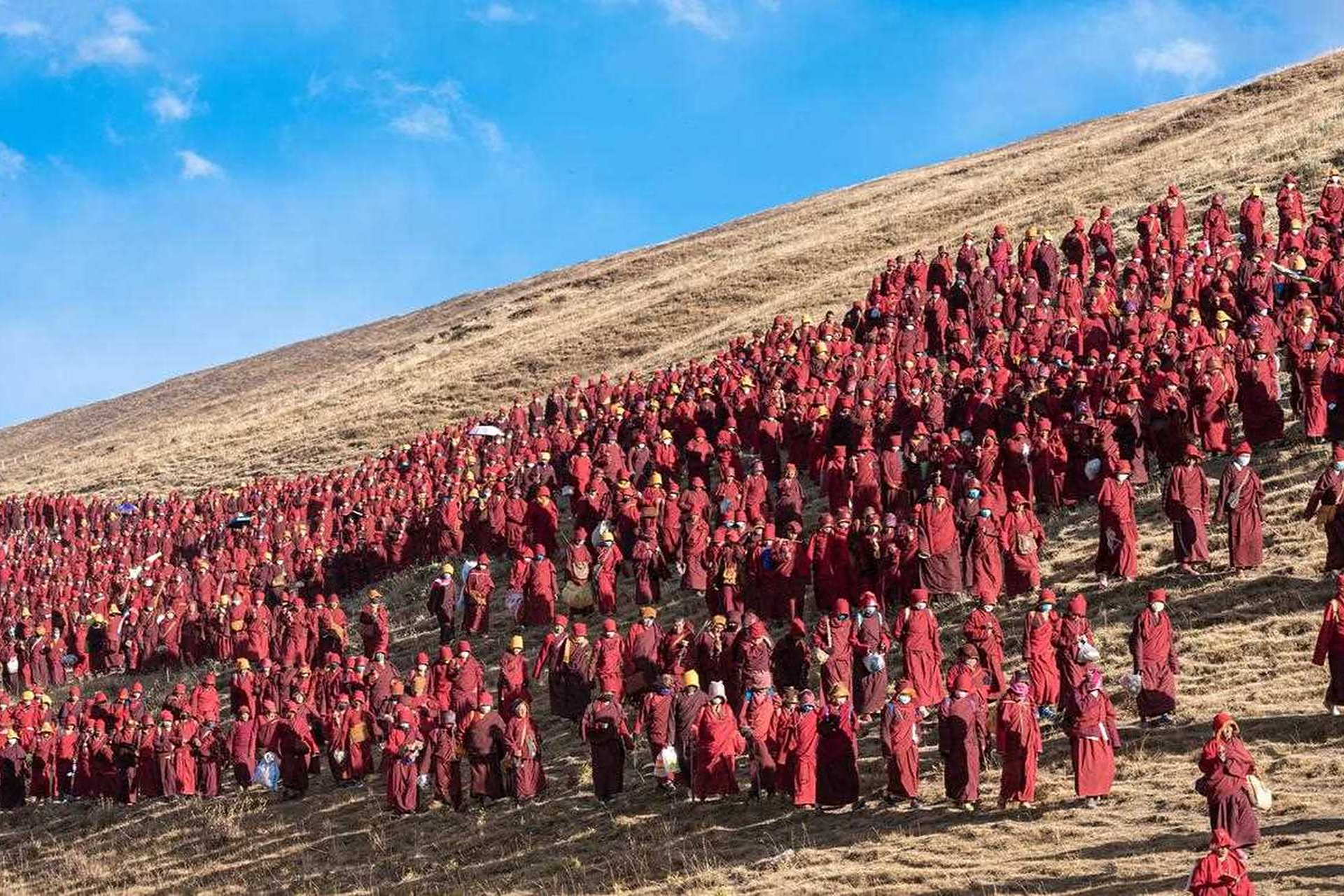 甘孜亚青寺,一个藏区影响深远的大寺庙,住着两万余僧尼,以觉姆为主.