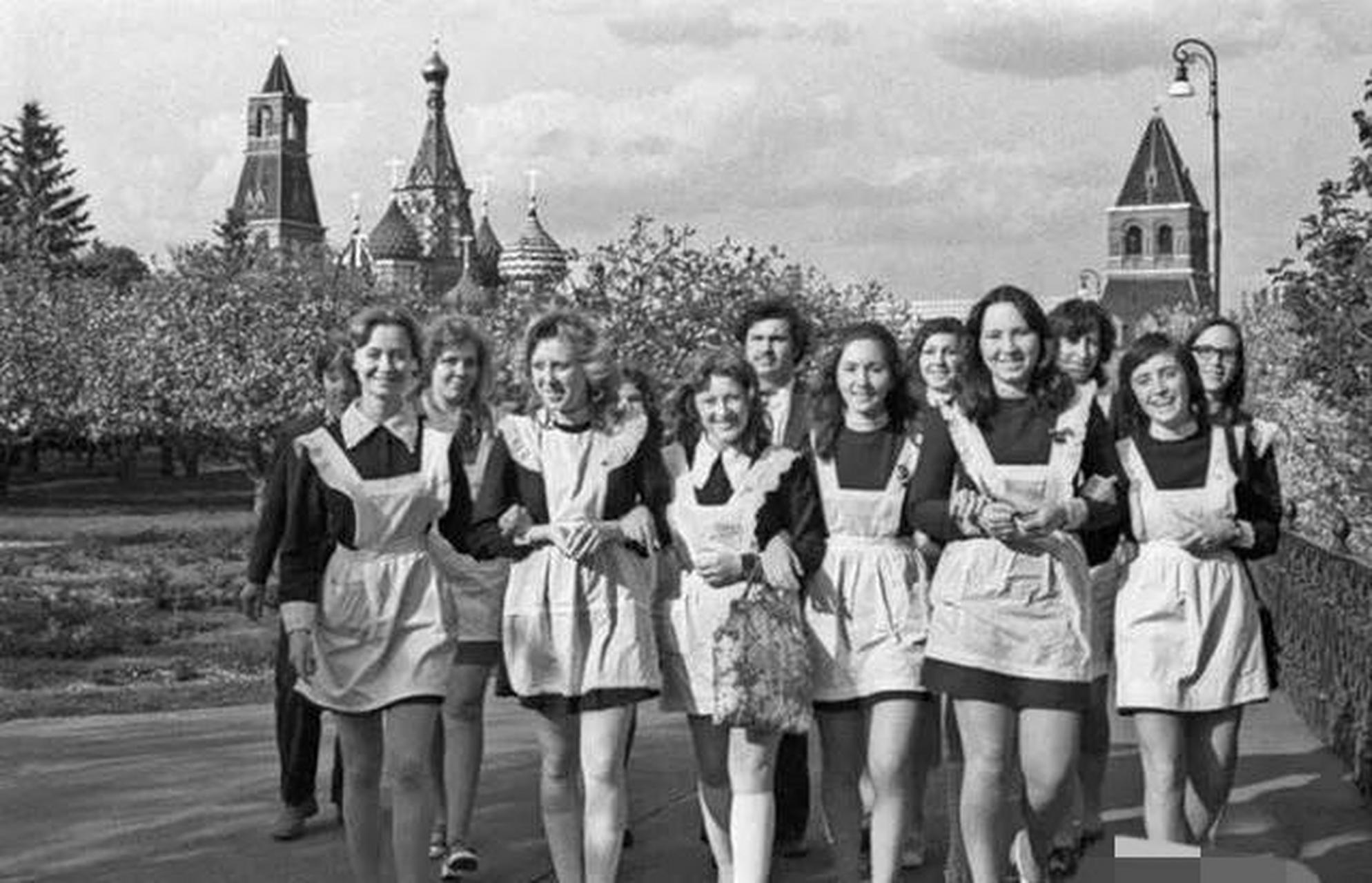 领动计划# 苏联时期的女大学生,那时候的校服真不好看!