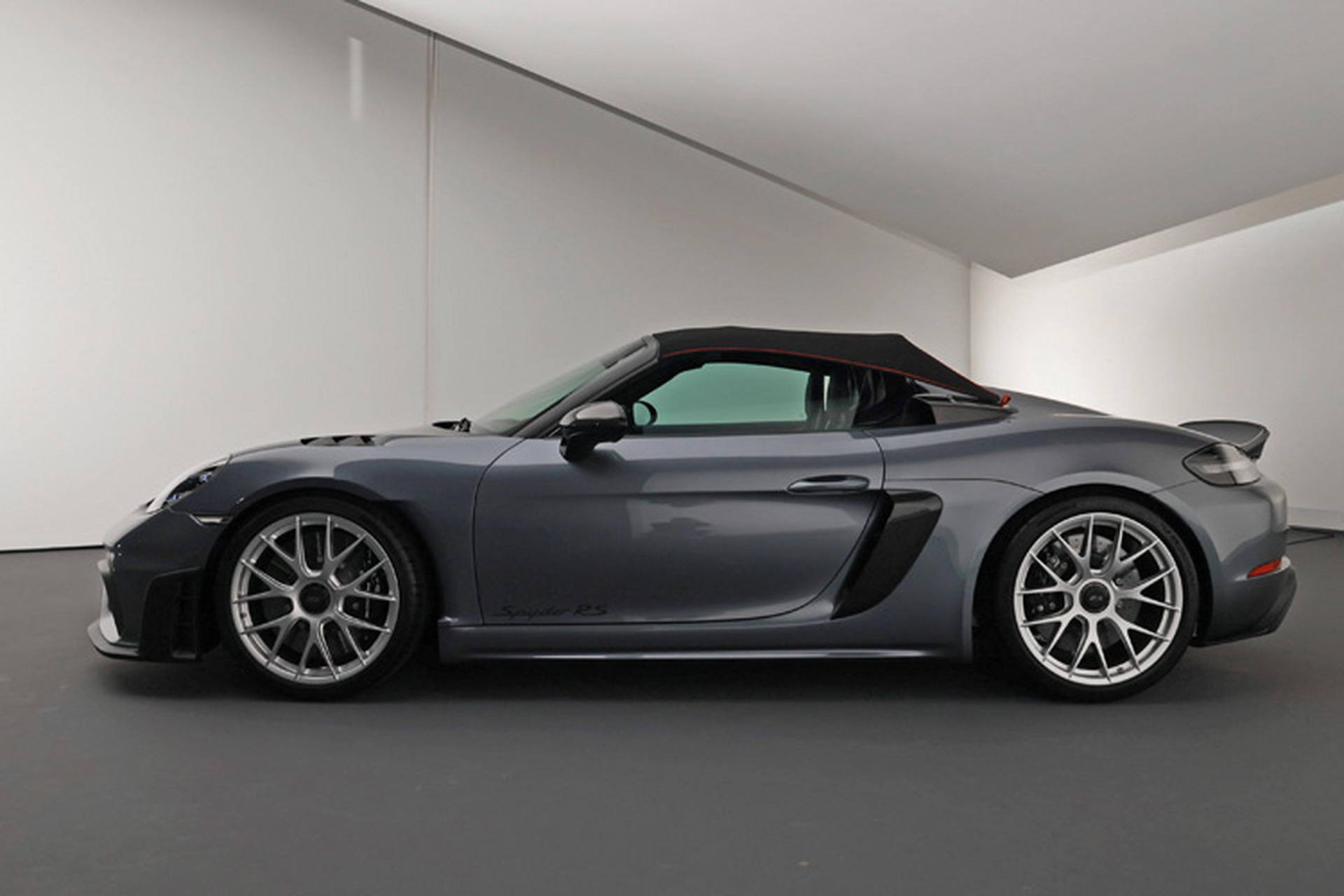 保时捷718 spyder rs在国内正式开启预售,价格为157.80万元起.