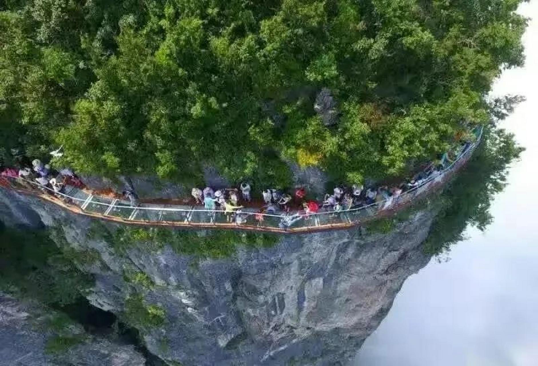 玻璃栈道坍塌事故图片