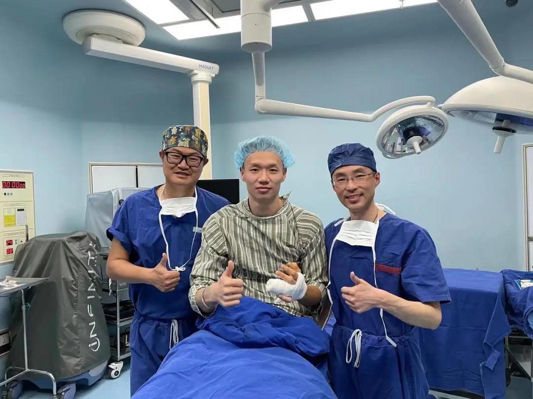 上海男篮官方宣布:王潼在12月27日的训练中,左手无名指末节伸肌腱附着