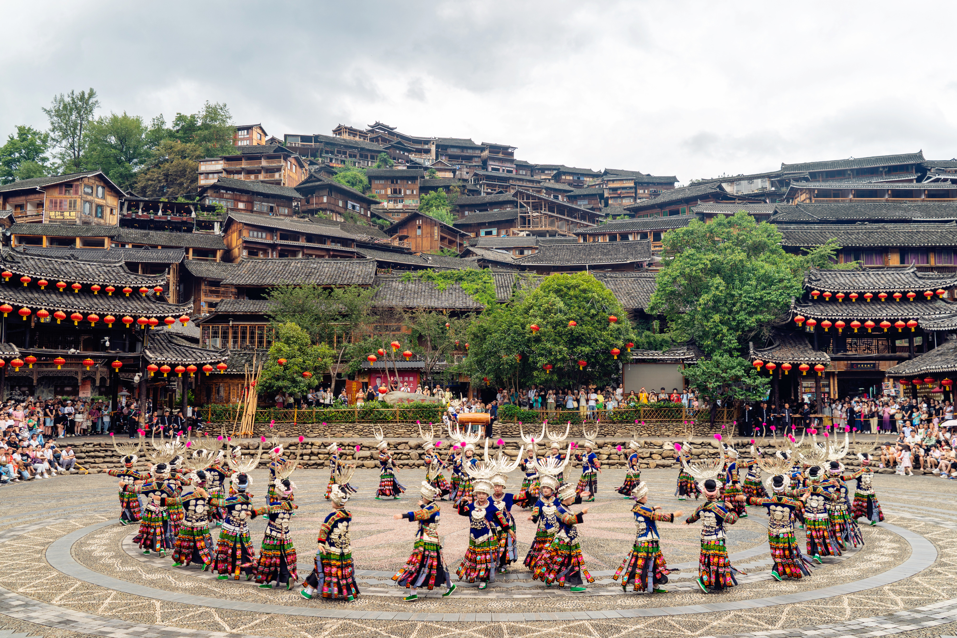 早秋漫游指南# 风雨桥,吊脚楼,十二道拦门酒,高山流水长桌宴!