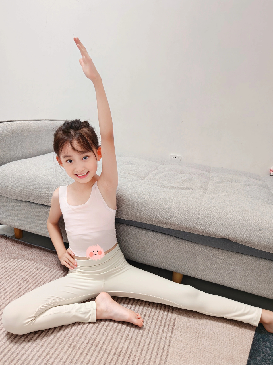 女儿9岁发育期,该穿小背心啦～  一宝在班里一直属于年龄偏小的 现在