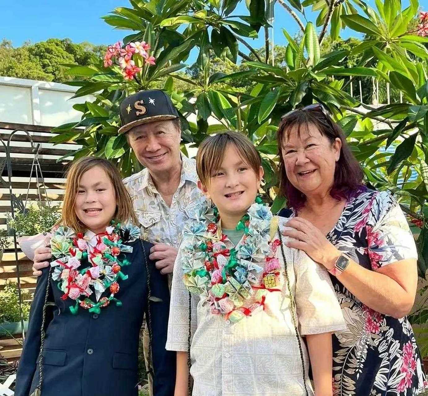 74岁的许冠杰真的老了,老婆,儿媳都是外国人,后代的基因完全变了!