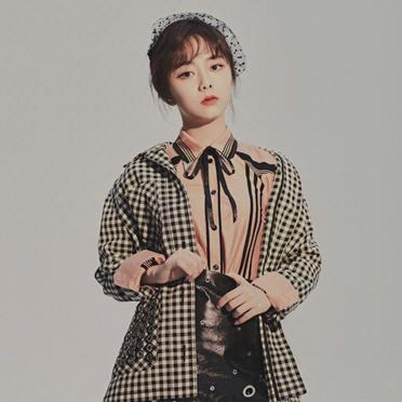 谭松韵最新写真,格子西装外套搭配黑色皮裙,复古韵味你喜欢吗?