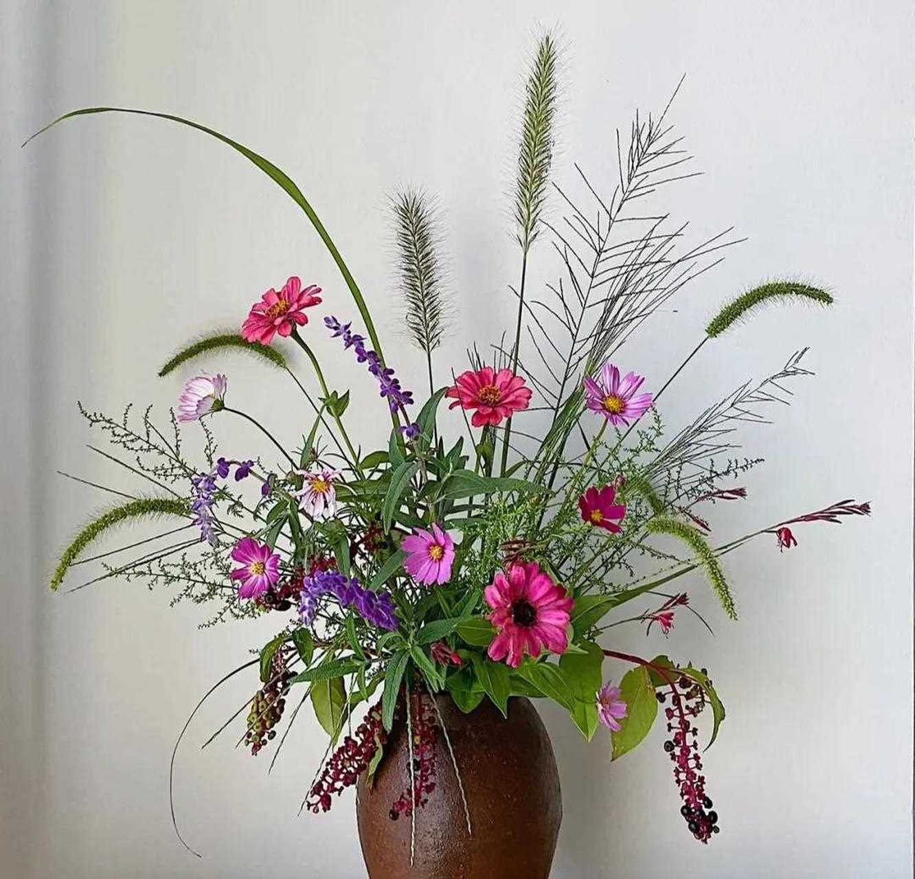 路边的野花插进花瓶也很妩媚动人.[开心]