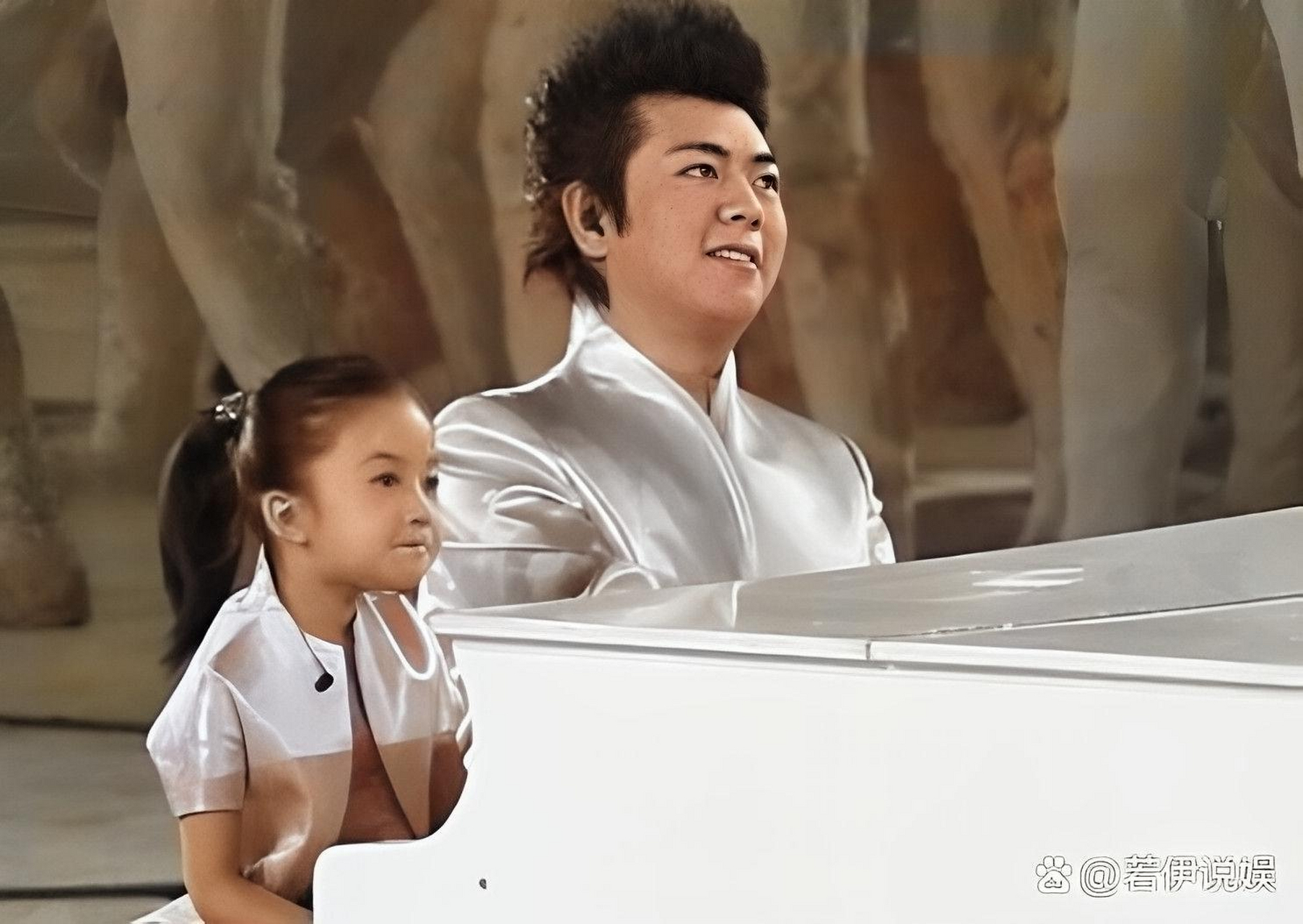 结果演出那天天气很热.