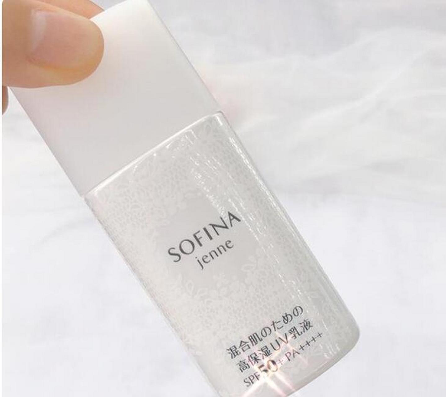 sofina白蕾丝防晒 这也是一款防晒和乳液二合一,化妆水后可直接使用