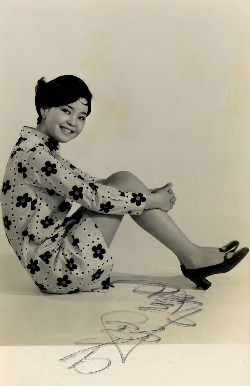 一张邓丽君的签名老照片,照片中的她看起来是那么的美丽和善良,就像一