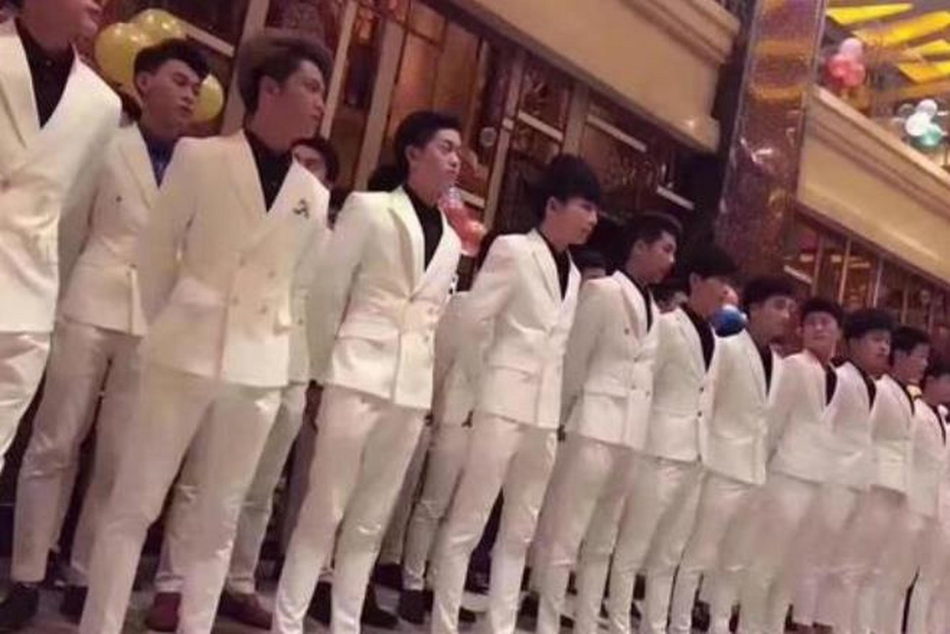 [思考]  浙江杭州,3名女子深夜消遣,在 ktv里叫了男模来陪唱,男模工作